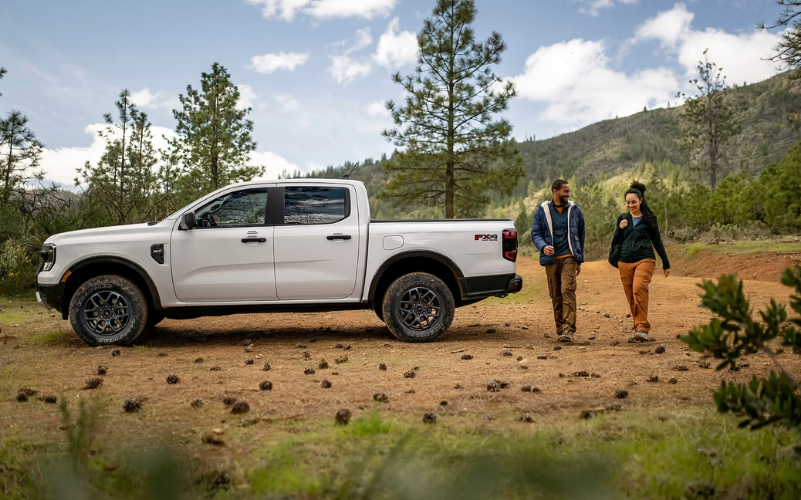 Thân xe Ford Ranger 2024 nổi bật với các đường gân dập nổi chạy từ đầu đến đuôi xe theo phương ngang