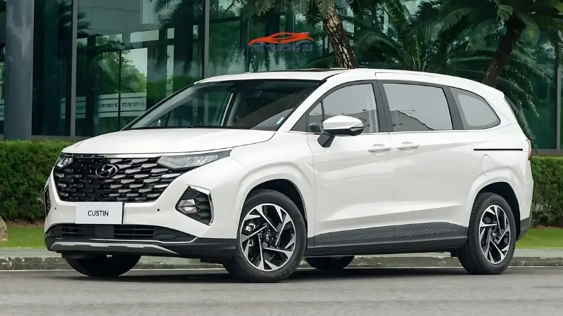 Giá lăn bánh Hyundai Custin 2024