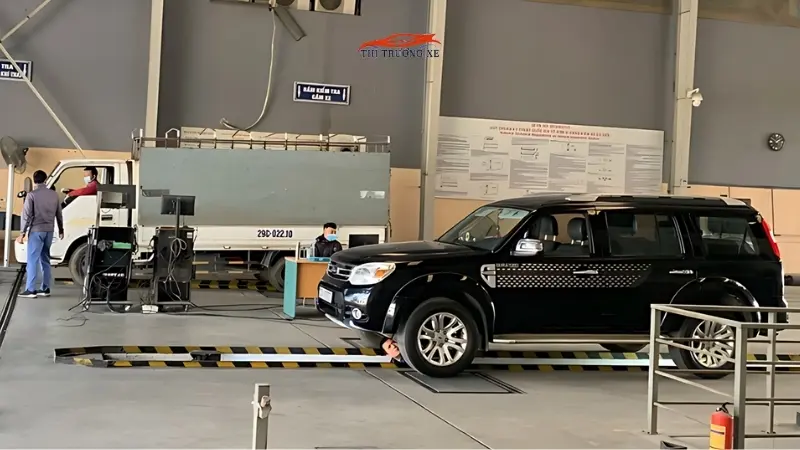 Kiểm tra phần dưới của phương tiện