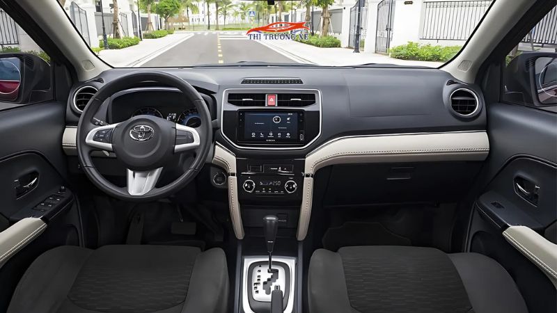 Khoang lái và bảng taplo Toyota Rush