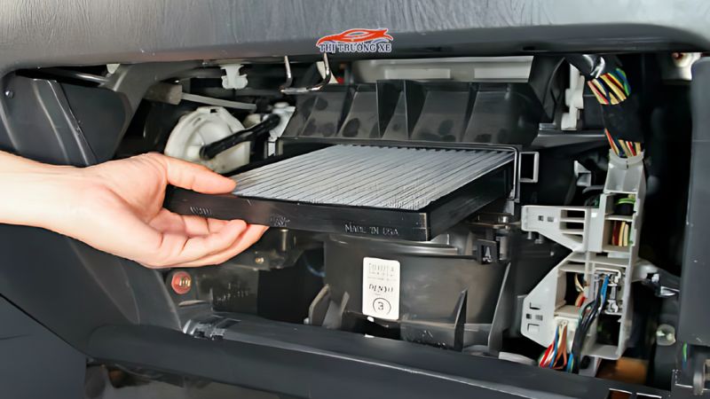 Vệ sinh dàn nóng điều hòa ô tô