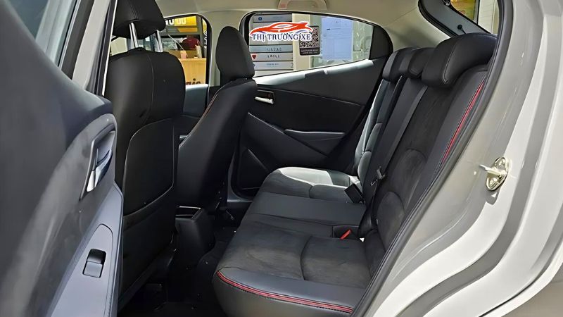 Mazda 2 2025: hàng ghế sau và không gian hành khách