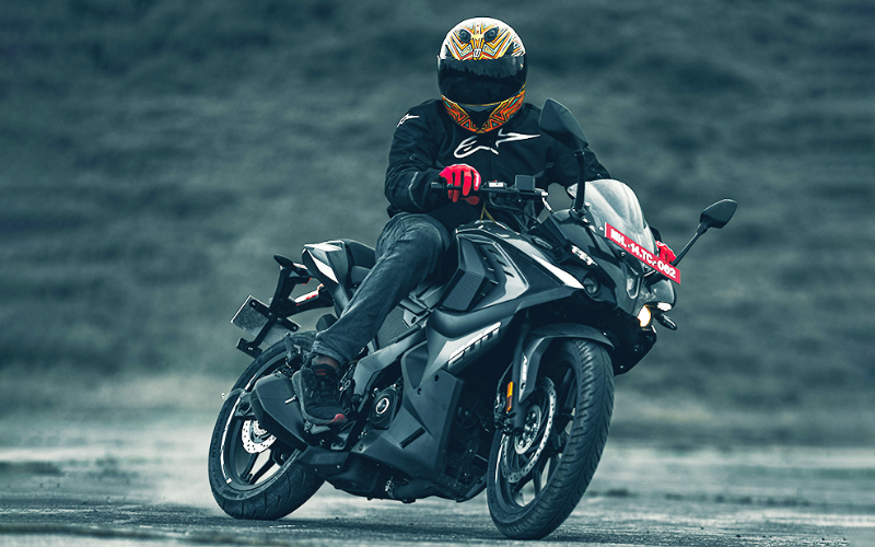 Tay lái của Bajaj Pulsar RS200 Demon Black 2025 được đúc liền mảnh