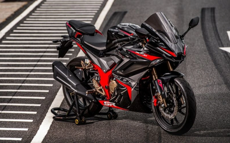 Bajaj Pulsar RS200 Demon Black 2025 còn được trang bị bộ vành đúc 17 inch