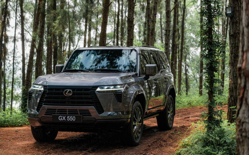 Lexus GX là một mẫu SUV dạng Off-Road có kích thước dài x rộng x cao lần lượt là 4.960mm x 1.980mm x 1.835mm