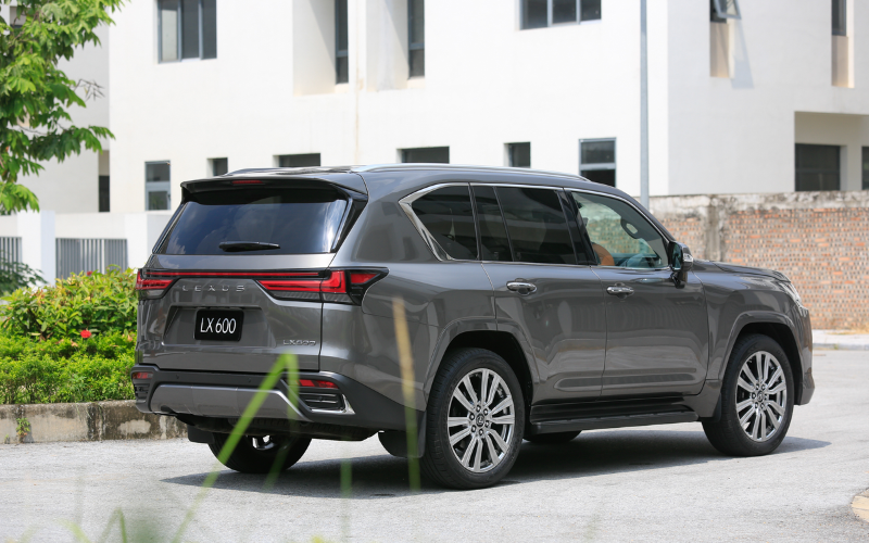 Lexus LX đang bán tại Việt Nam sở hữu cho mình khung gầm dạng rời giúp xe giảm 200kg và tăng 20% độ cứng