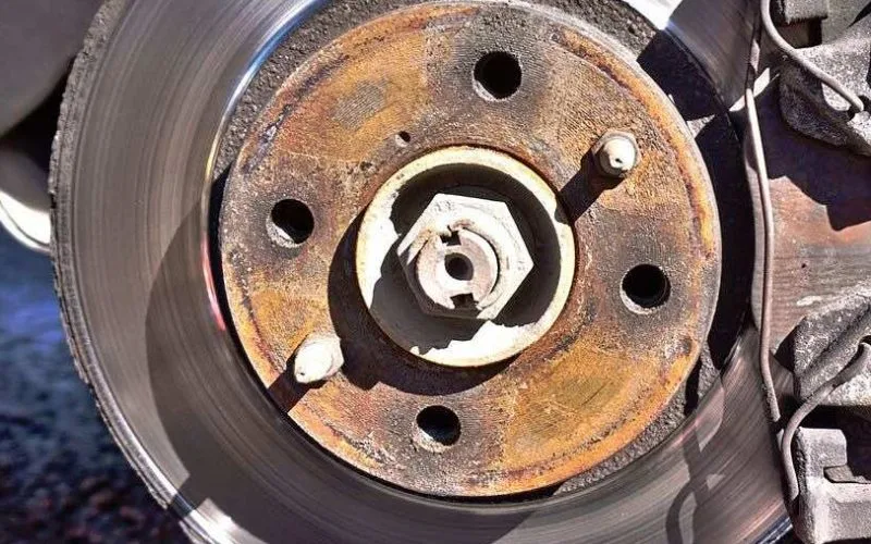 Kiểm tra và thay mới đĩa phanh khi bị mòn, cong vênh