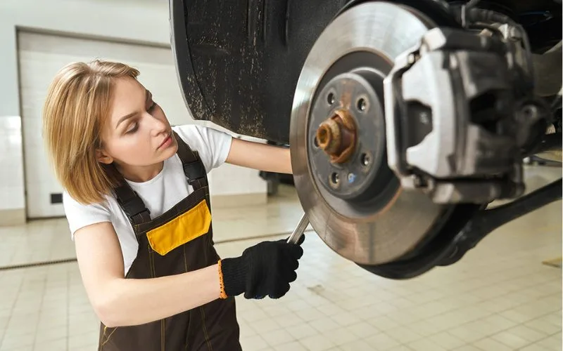 Các chuyên gia khuyến cáo nên bảo dưỡng hệ thống phanh ô tô sau mỗi 50.000 - 100.000 km, tùy thuộc vào điều kiện sử dụng xe.