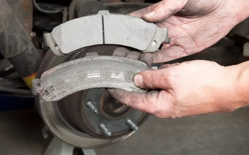 Kiểm tra và thay mới má phanh nếu bị mòn