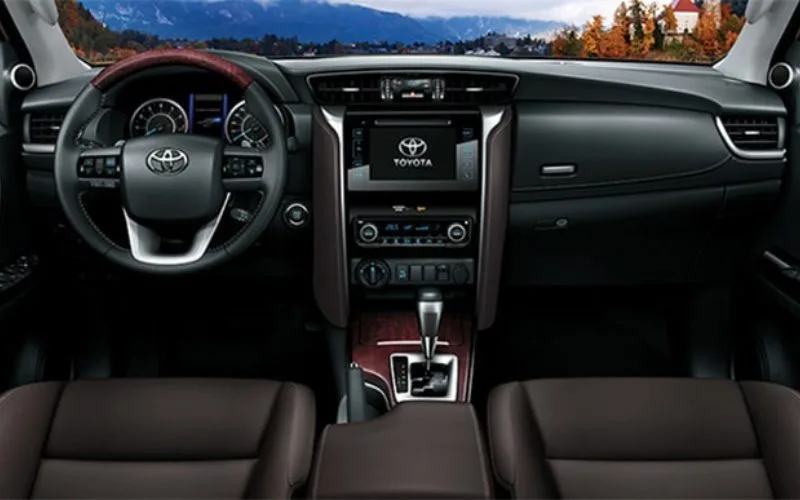 Nội thất của Fortuner 2013-2014 rộng rãi và thoải mái cho 7 người ngồi