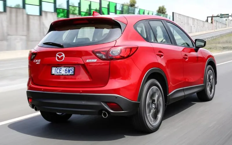CX-5 2015 cũng được trang bị nhiều tính năng an toàn như hệ thống phanh ABS, EBD, BA, hệ thống cân bằng điện tử DSC,..