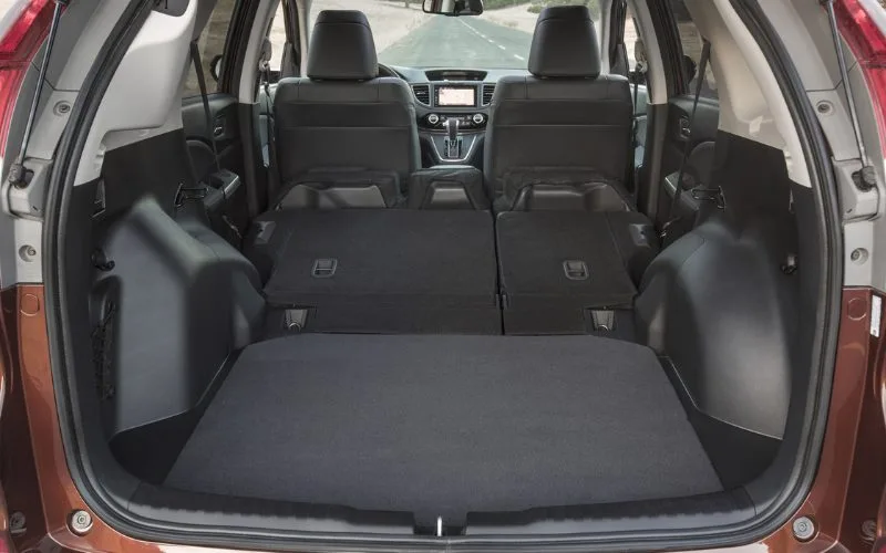 Nội thất của CR-V 2015 rộng rãi và thoải mái cho 5 người lớn