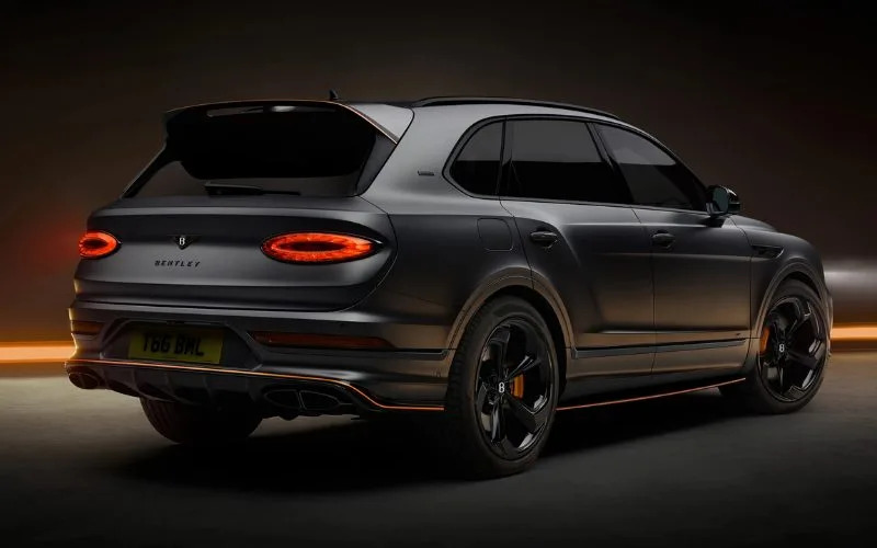 Phía sau xe Bentley Bentayga có sự thay đổi đáng kể. Cụm đèn hậu 3D lấp lánh giúp phần đuôi xe trông rộng và sáng hơn