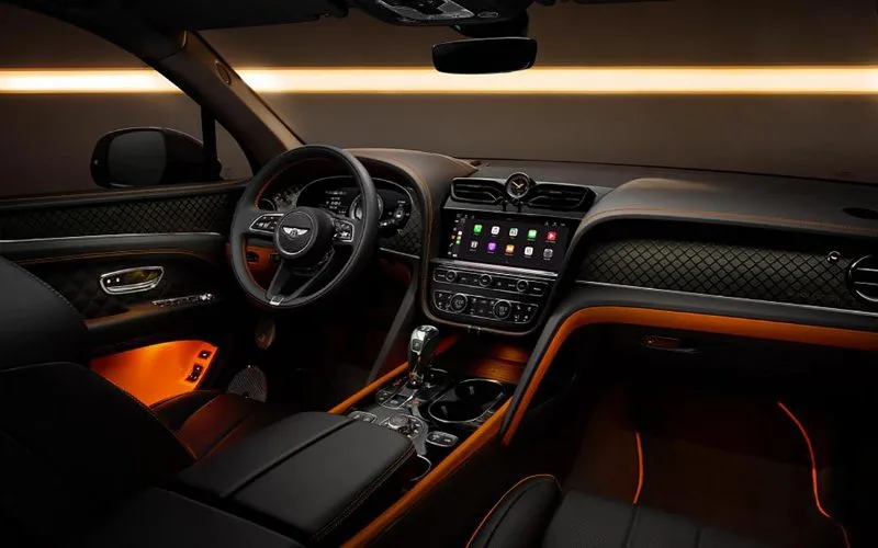 Khoang nội thất của Bentayga V8 thể hiện kỹ thuật chế tác thủ công tinh xảo của Bentley mang đến sự thoải mái