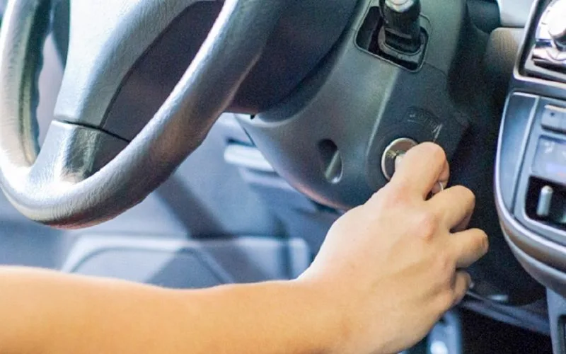 Đóng nắp capo lại và thử khởi động lại xe