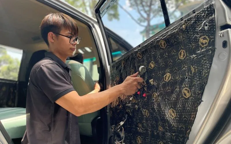Để khắc phục tiếng ồn trong xe ô tô, chủ xe có thể gia cố thêm hệ thống cách âm cho phần thân xe ô tô