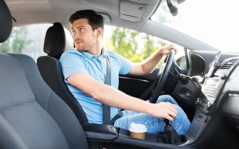 Lùi xe ô tô thế nào mới đúng?