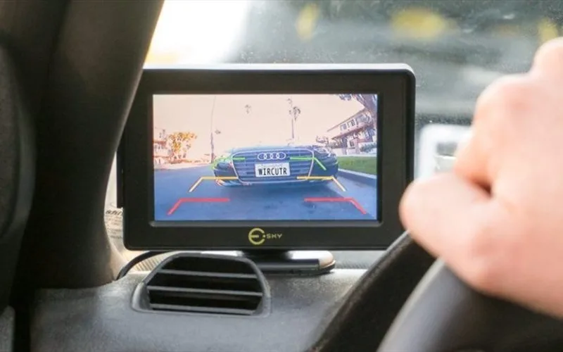 Trang bị camera lùi cho xe để thuận tiện hơn khi lùi ô tô