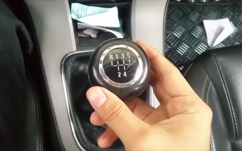 Các bước lùi xe ô tô số sàn