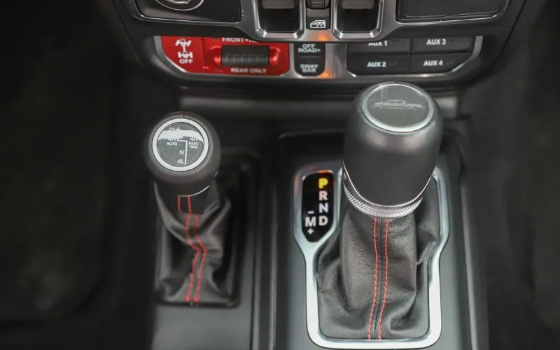 Cần số đôi treenn Jeep Gladiator