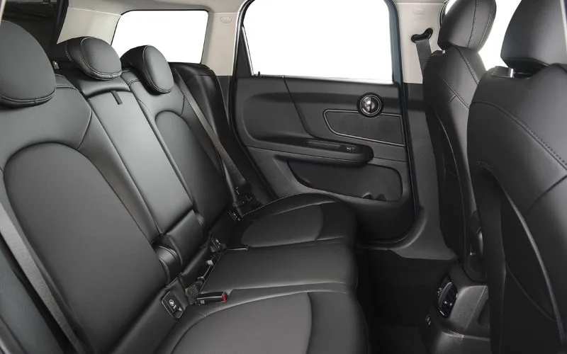 Toàn bộ ghế ngồi trên Mini Countryman 2025 được thiết kế theo kiểu dáng thể thao, bọc da Vescin