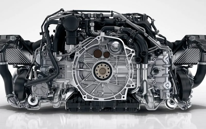 Động cơ vận hành Porsche 911 là động cơ Boxer H-6, twin-turbo có dung tích từ 3.0L - 3.8L