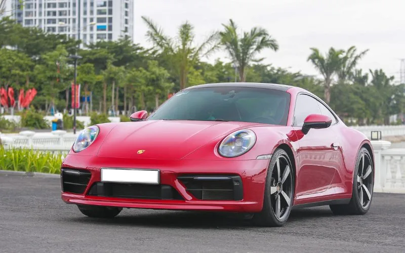 Phần đầu xe Porsche 911 không chỉ là một thiết kế ô tô thông thường mà còn là một tác phẩm nghệ thuật với các đường nét tinh tế và uyển chuyển