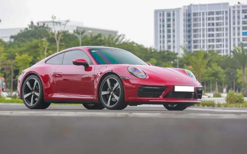 Thiết kế bên ngoài của Porsche 911 được đánh giá cao về sự hoàn thiện và tính độc đáo với hình dáng giọt nước đặc trưng