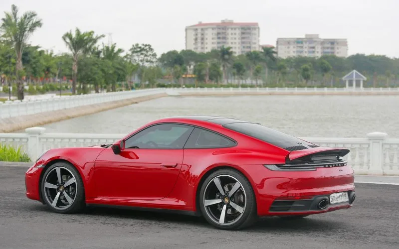 Thân xe Porsche 911 được tạo hình bởi những đường cong mềm mại kết hợp với bộ mâm xe có kích thước 20-21 inch