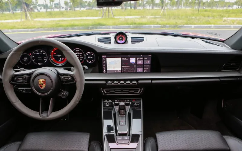 Bên trong xe Porsche 911 không gian nội thất là một thế giới của công nghệ hiện đại