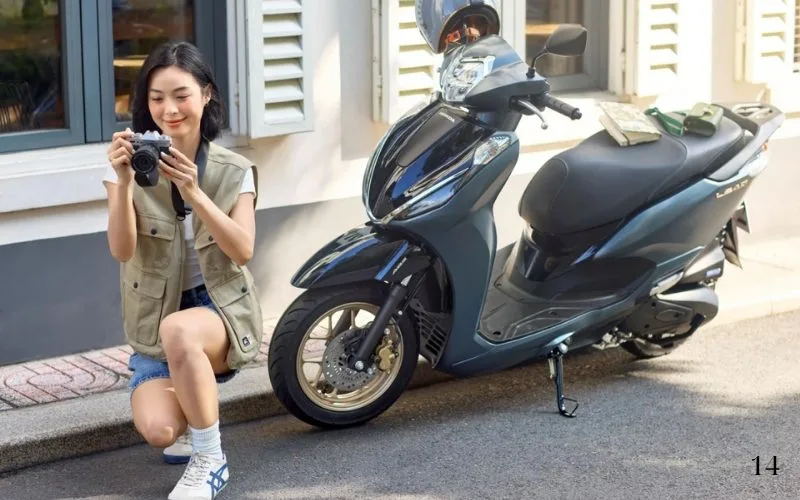 Honda Lead 2025 vừa được nhà sản xuất Nhật Bản nâng cấp diện mạo mới với những đường nét thiết kế mỏng nhẹ