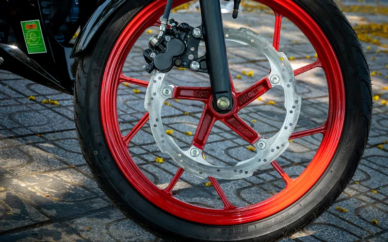 Yếu tố an toàn trên Suzuki Satria 2025 được đảm bảo bởi hệ thống phanh đĩa trên cả bánh trước và bánh sau