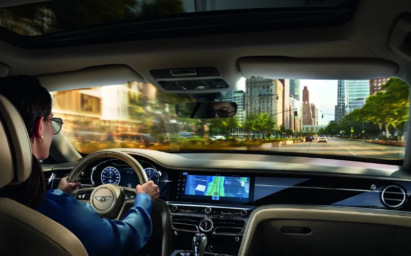 Khoang lái của xe Bentley Flying Spur 2025 được hoàn thiện tỉ mĩ với độ chính xác cao
