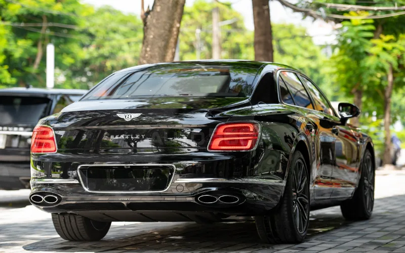 Đi vòng qua phía sau đuôi xe, Bentley Flying Spur được trang bị 2 bóng LED mỗi bên dạng phân tầng kết hợp cùng với phần ống xả hình oval thể thao
