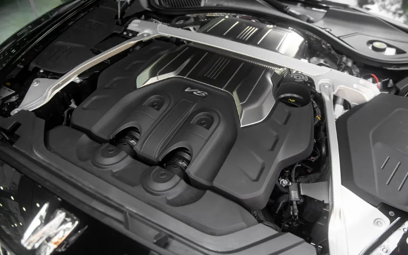 Động cơ vận hành trên dòng xe siêu sang cỡ lớn Bentley Flying Spur là động cơ 4.0L V8