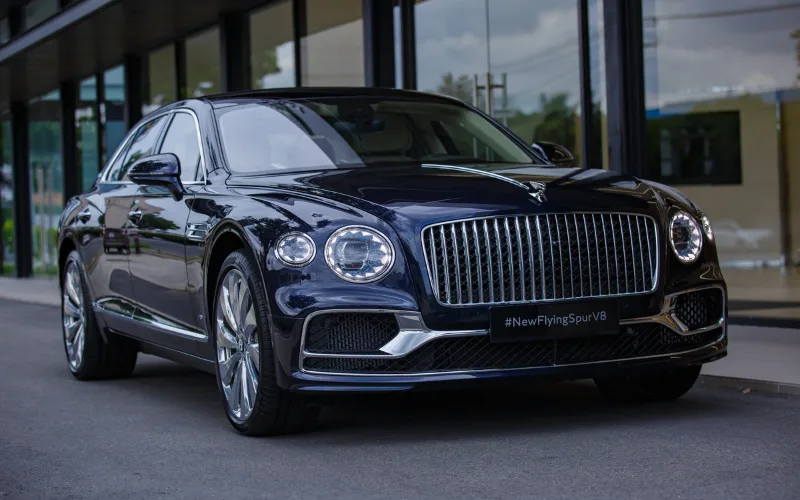 ổng thể xe Bentley Flying Spur 2025 được phủ lớp sơn bóng loáng với chiều dài x rộng x cao tổng thể của xe lần lượt là 5316mm x 2220mm x 1483mm