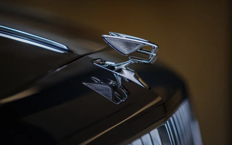 Logo Bentley đặt tại trung tâm mui xe có cả tính năng thụt/thò tương tự như các dòng xe Rolls-Royce sang trọng.