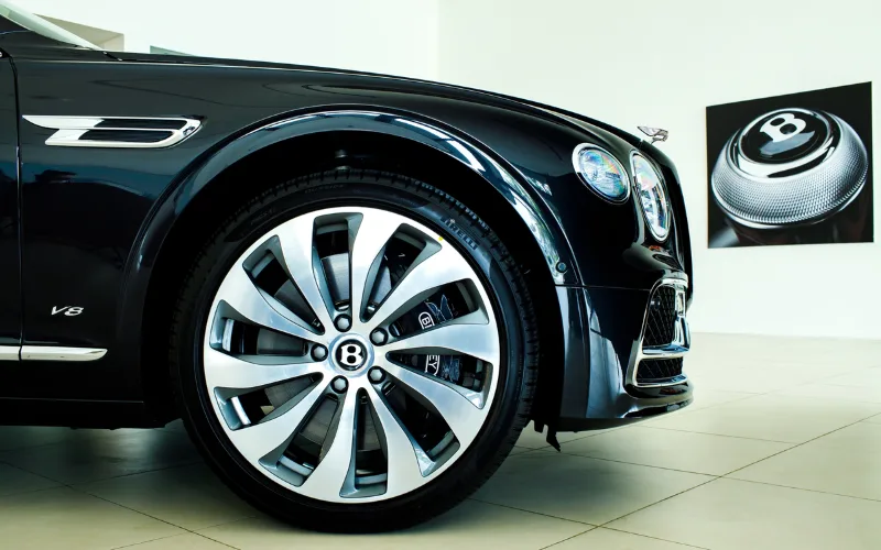 Thân xe Bentley Fyling Spur 2025 mượt mà quý phái kết hợp cùng cụm lazang hình cánh quạt 22 inch to bản