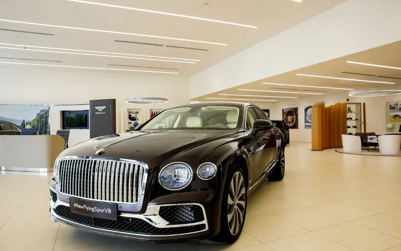 Kích thước này mang đến cho Bentley Flying Spur vóc dáng dài đòn sang trọng kết hợp cùng khung gầm thấp đặc trưng trên các dòng xe sang