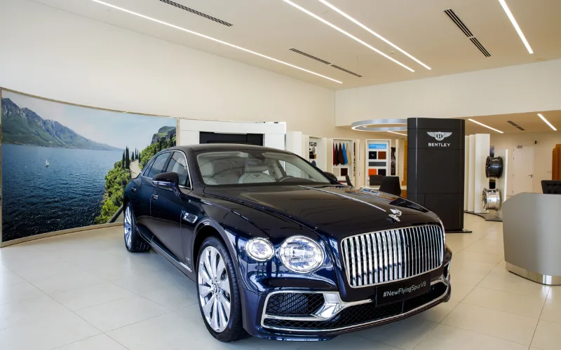Cái nhìn trực diện của Bentley Flying Spur có thể thấy ngay sự khỏe khoắn của xe với phần mui dài thẳng tắp