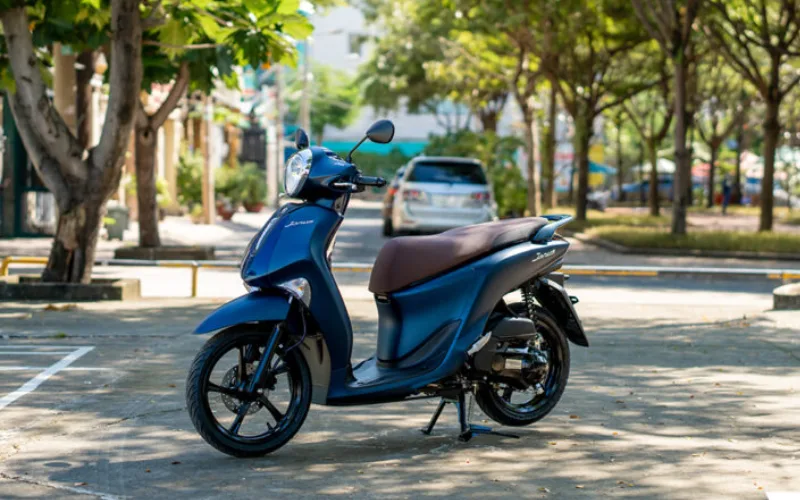 Yamaha Janus còn được trang bị hệ thống dừng ngắt động cơ tạm thời Stop & Start System, có khả năng tự động tắt máy khi xe dừng lại