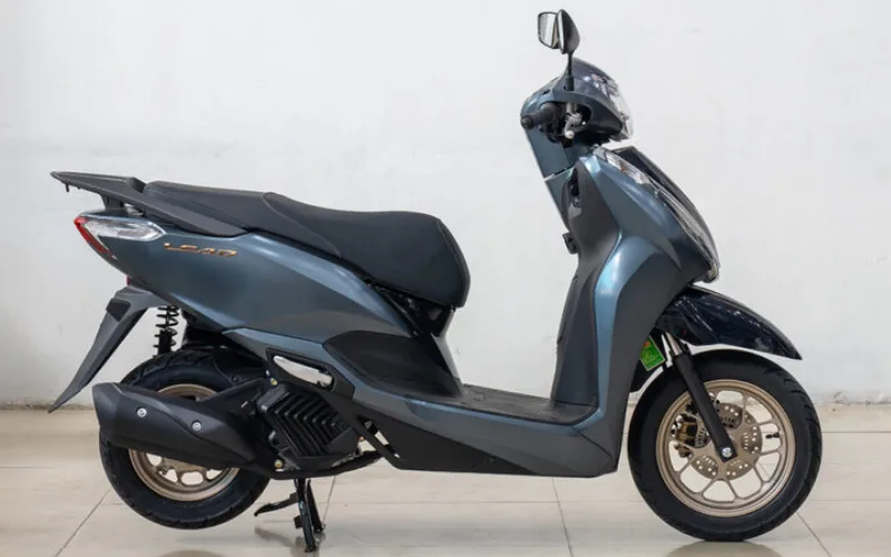 Thiết kế của Honda Lead mặc dù có phần hơi nữ tính nhưng dáng xe lại khá lớn giúp cho cánh mày râu cũng có thể sử dụng làm xe cá nhân hằng ngày