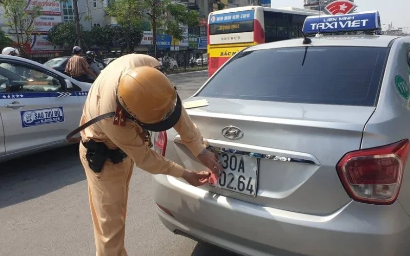 Việc phòng CSGT gửi giấy phạt nguội về cho chủ phương tiện không vi phạm có thể do một xe ô tô nào đó đã sử dụng biển số giả trùng với biển số của chủ xe