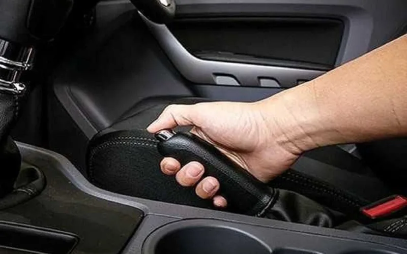 Bước 1: Nhấn phanh và kéo phanh tay