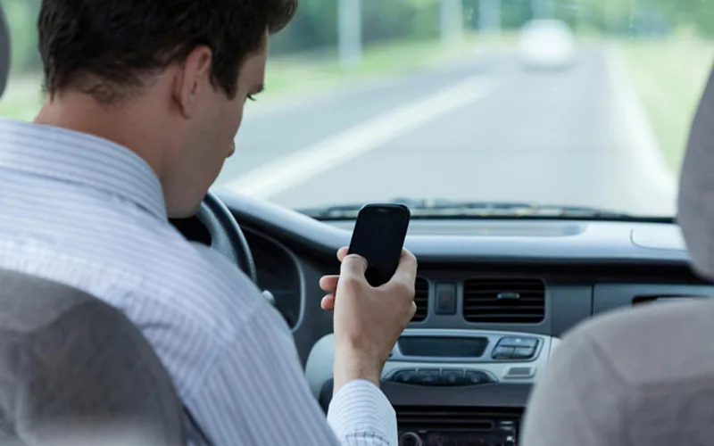 Quá tải nhận thức khi vừa lái xe vừa nói chuyện điện thoại