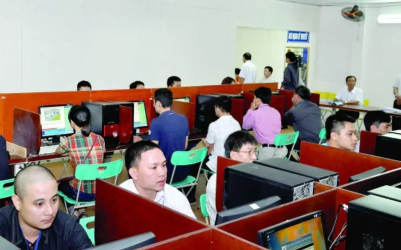 Bộ đề gồm 600 câu hỏi được sắp xếp khoa học theo từng chương mục, bao quát đầy đủ các kiến thức cần thiết cho người điều khiển phương tiện giao thông đường bộ