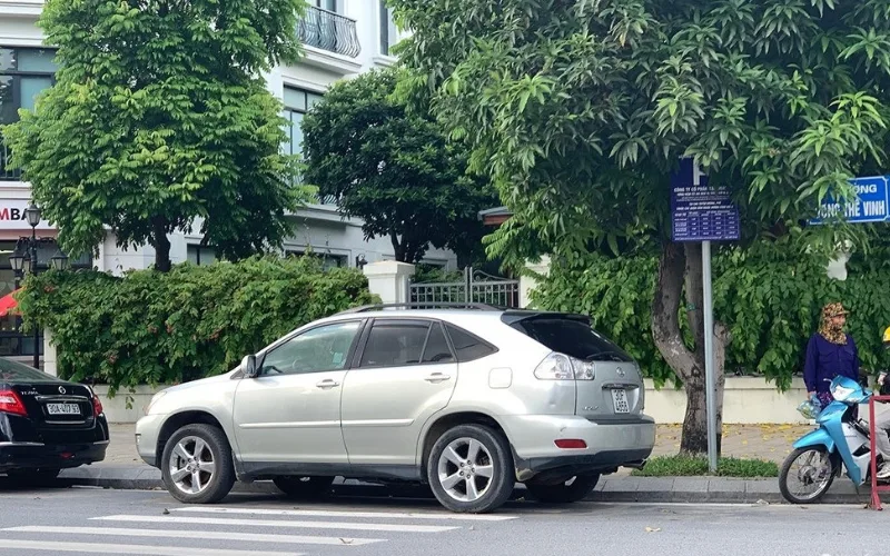 Quy định xử phạt lỗi dừng, đỗ xe trên vạch kẻ đường cho người đi bộ