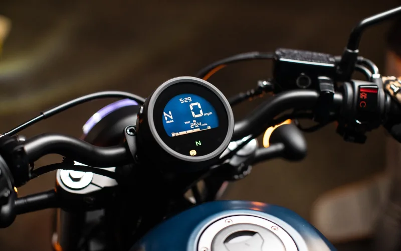 Về tiện ích và an toàn, Honda Rebel 500 cc có đồng hồ LCD kỹ thuật số đường kính 100mm