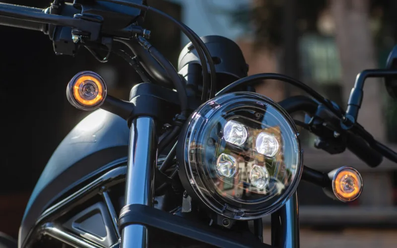 Hệ thống chiếu sáng của Honda Rebel 500 gồm đèn pha LED tròn 4 bi