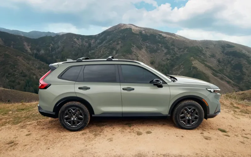 Honda CR-V TrailSport được ưu ái bổ sung nhiều chi tiết đặc trưng, mang đến một diện mạo mạnh mẽ và cá tính hơn